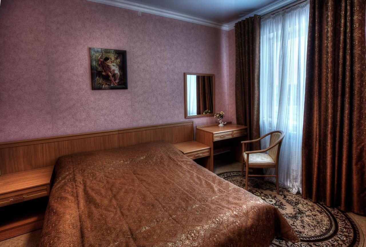 Dvoryanskoye Gnezdo Hotel Smolensk Bilik gambar